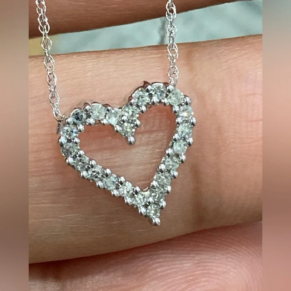 10k white gold diamond Heart Pendant Necklace - Picture 3 of 6